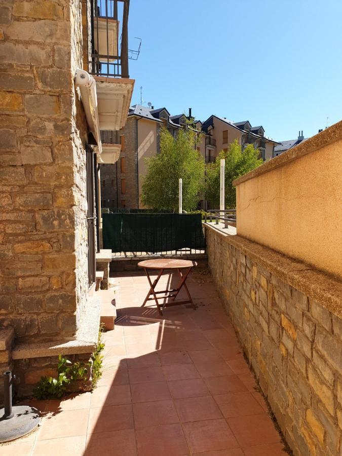 Vut Consejo De Cientos Apartment Jaca Exterior photo