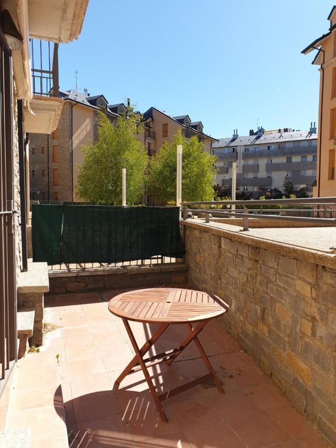 Vut Consejo De Cientos Apartment Jaca Exterior photo